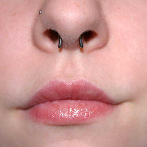 Titanium septum retainer