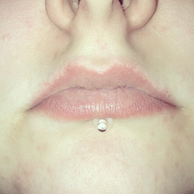 Pyrex glass labret