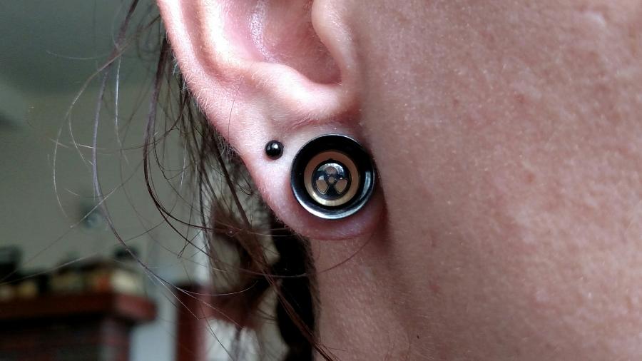 Interchangeable Disc for Internally Threaded Eyelets (Radiation Symbol)