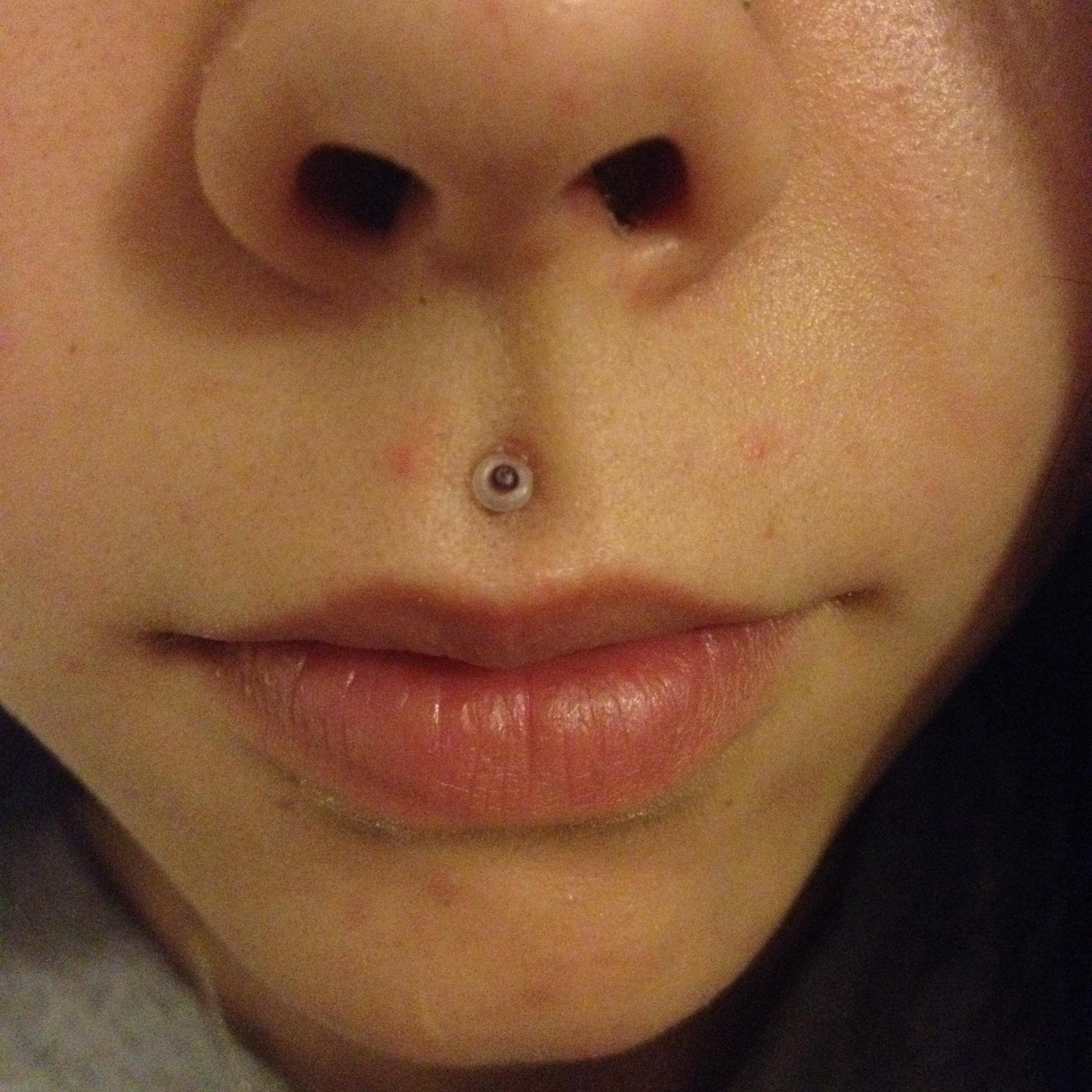 vertical labret retainer